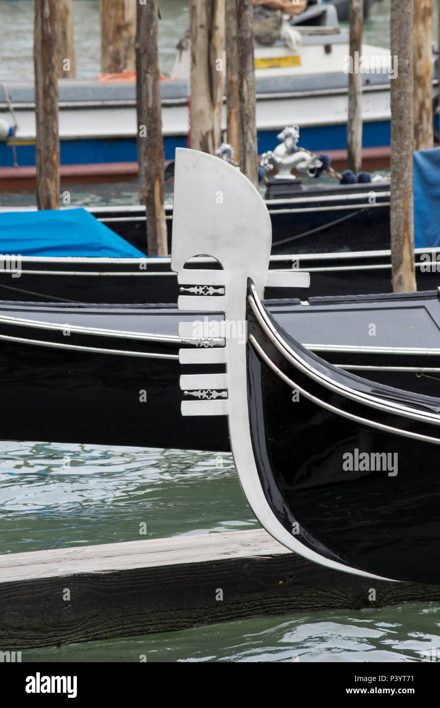 With gondola prow hi-res stock photography and images - Alamy