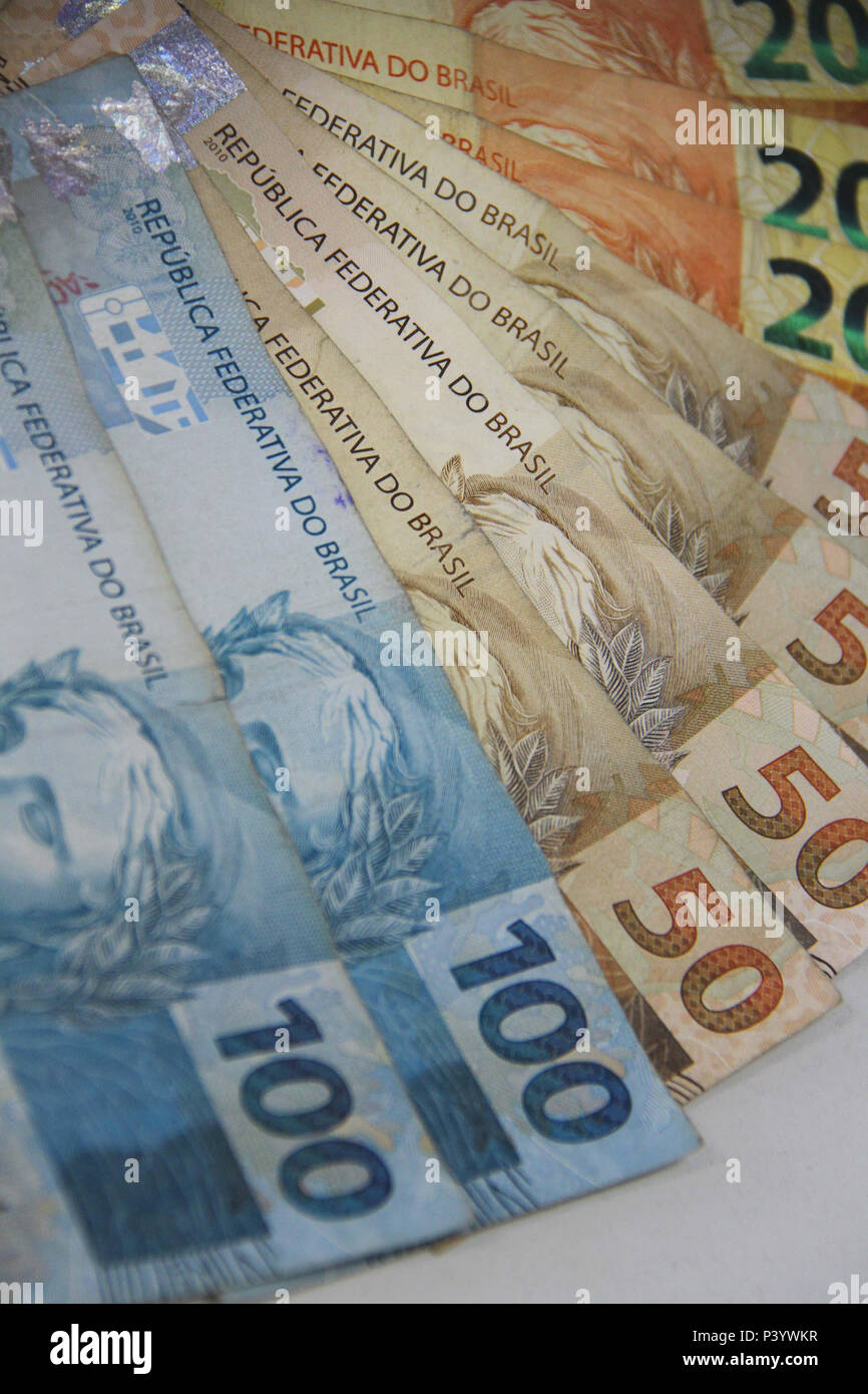 Dinheiro do Brasil, notas de Real, moeda brasileira. Na foto, diversas  cédulas espalhadas Stock Photo - Alamy