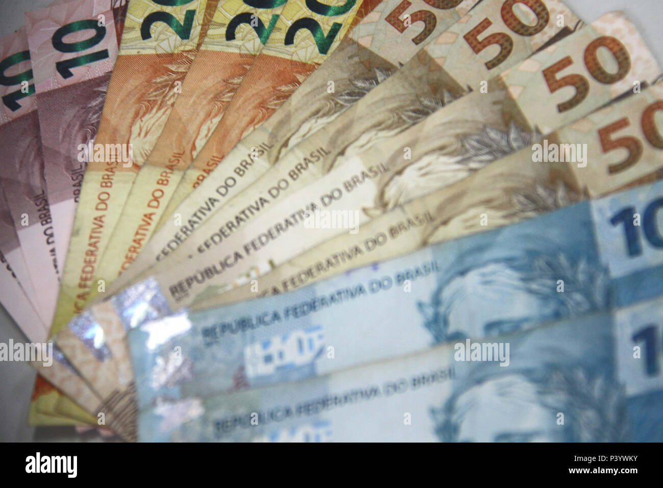 Dinheiro do Brasil, notas de Real, moeda brasileira. Na foto, homem  segurando notas de 50 reais Stock Photo - Alamy