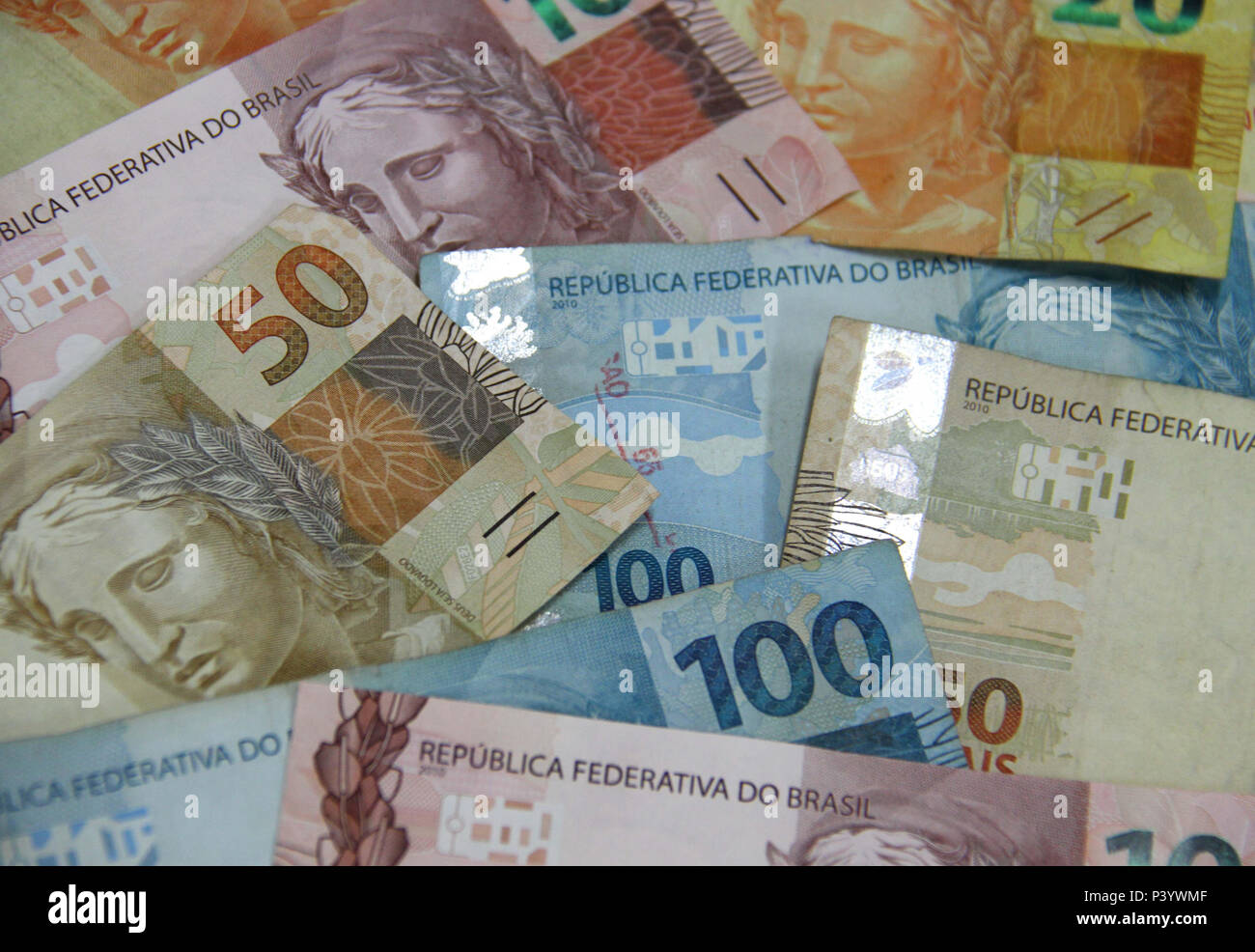 Dinheiro do Brasil, notas de Real, moeda brasileira. Na foto, diversas  cédulas espalhadas Stock Photo - Alamy