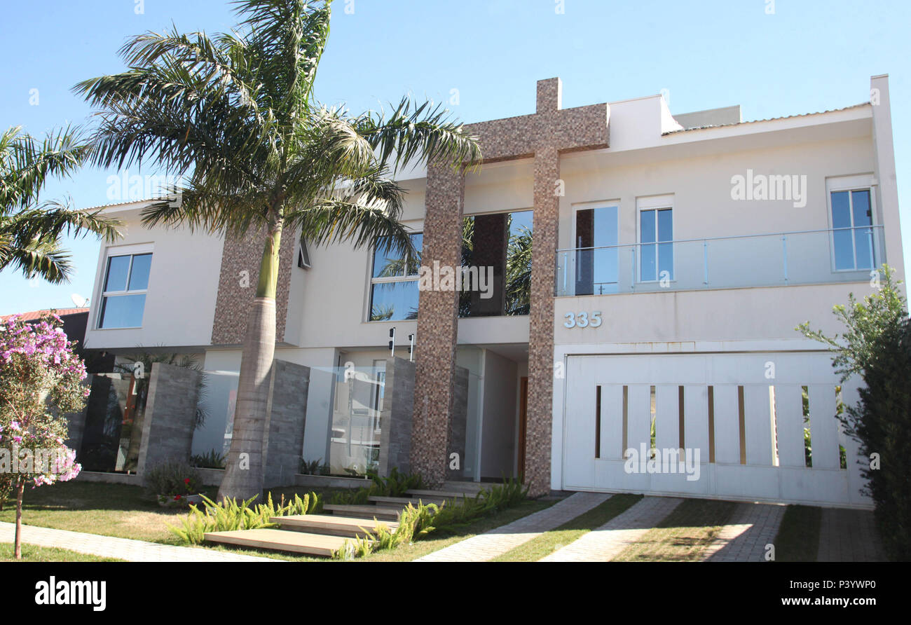 Fachada de casa de alto padrão em Campo Mourão, na Região Centro-Oeste do Paraná. Na foto, residência de alto padrão em bairro nobre de Campo Mourão. Stock Photo