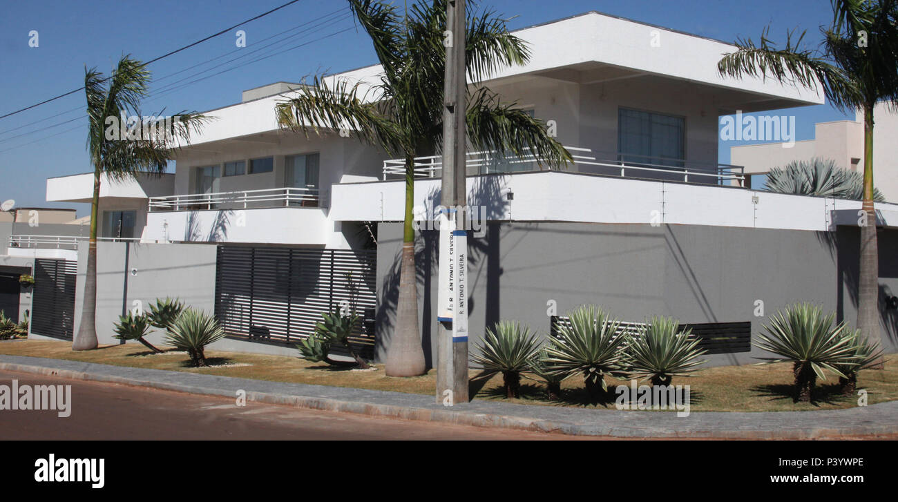 Fachada de casa de alto padrão em Campo Mourão, na Região Centro-Oeste do Paraná. Na foto, residência de alto padrão em bairro nobre de Campo Mourão. Stock Photo