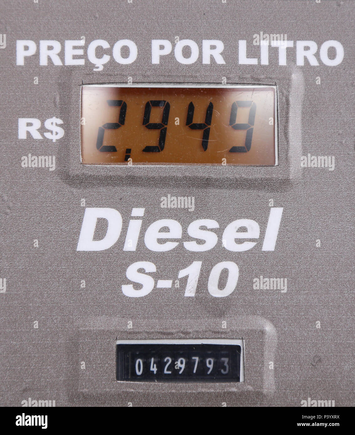 Na foto produzida nesta terça-feira (01) bomba de Diesel S-10 em posto de gasolina de São Paulo (SP). Stock Photo