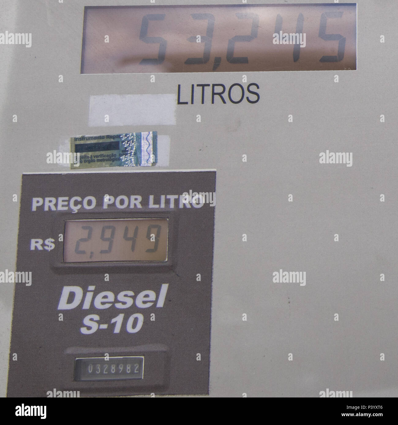 Na foto produzida nesta terça-feira (01) bomba de Diesel S-10 em posto de gasolina de São Paulo (SP). Stock Photo