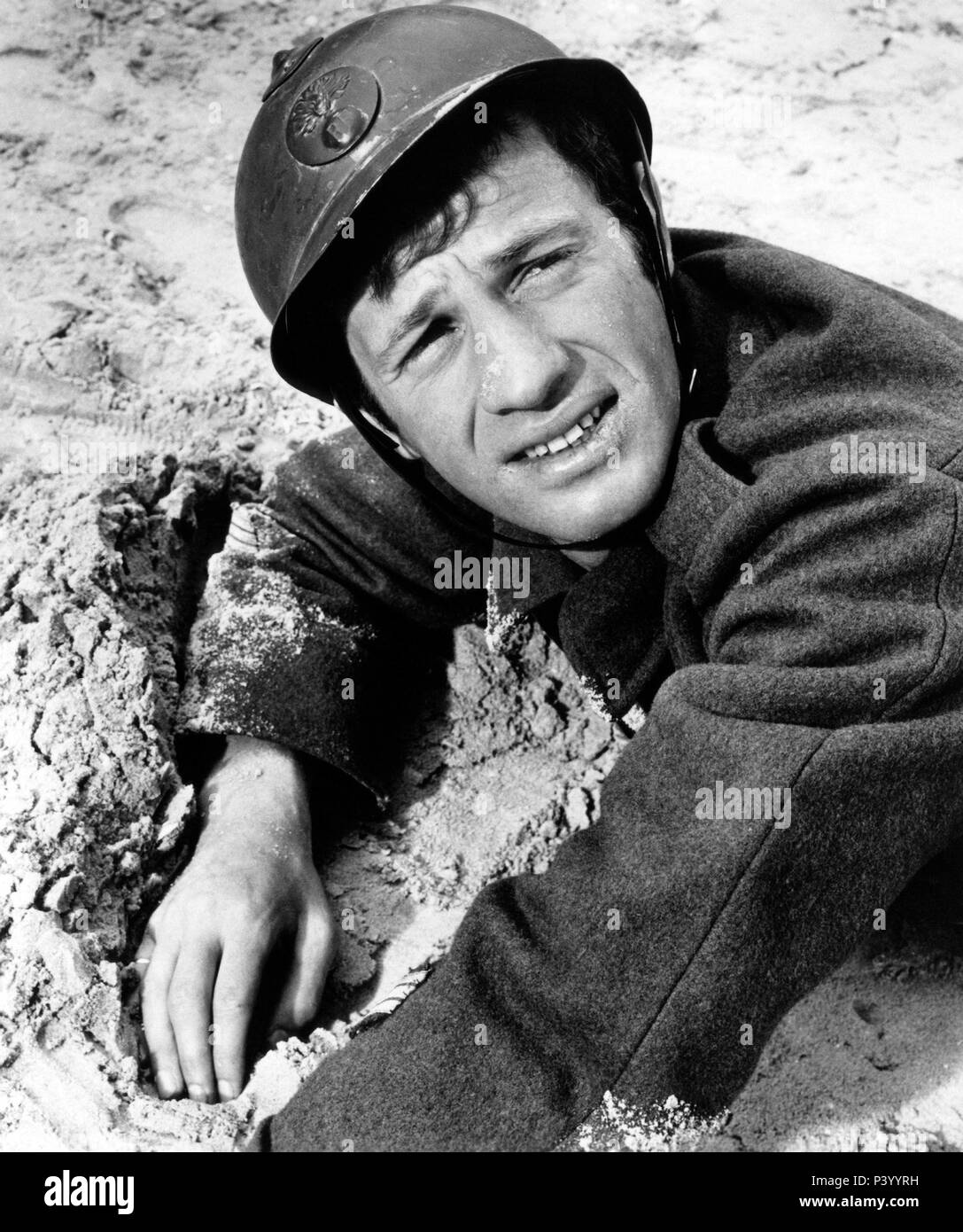 Original Film Title: WEEK-END A ZUYDCOOTE.  English Title: WEEKEND AT DUNKIRK.  Film Director: HENRI VERNEUIL.  Year: 1964.  Stars: JEAN-PAUL BELMONDO. Credit: PARIS FILM / Album Stock Photo