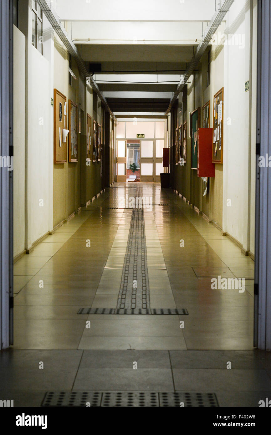 Piso tátil (piso de acessibilidade para deficiente visual).utilizado locais públicos como escolas, faculdades,teatros,bibliotecas,estacoes,etc. Stock Photo