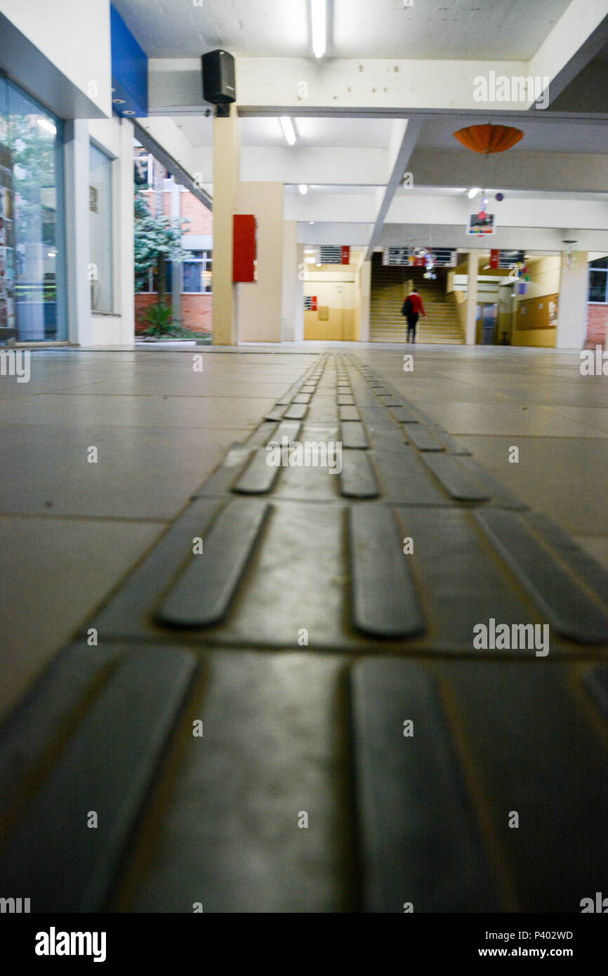 Piso tátil (piso de acessibilidade para deficiente visual).utilizado locais públicos como escolas, faculdades,teatros,bibliotecas,estacoes,etc. Stock Photo