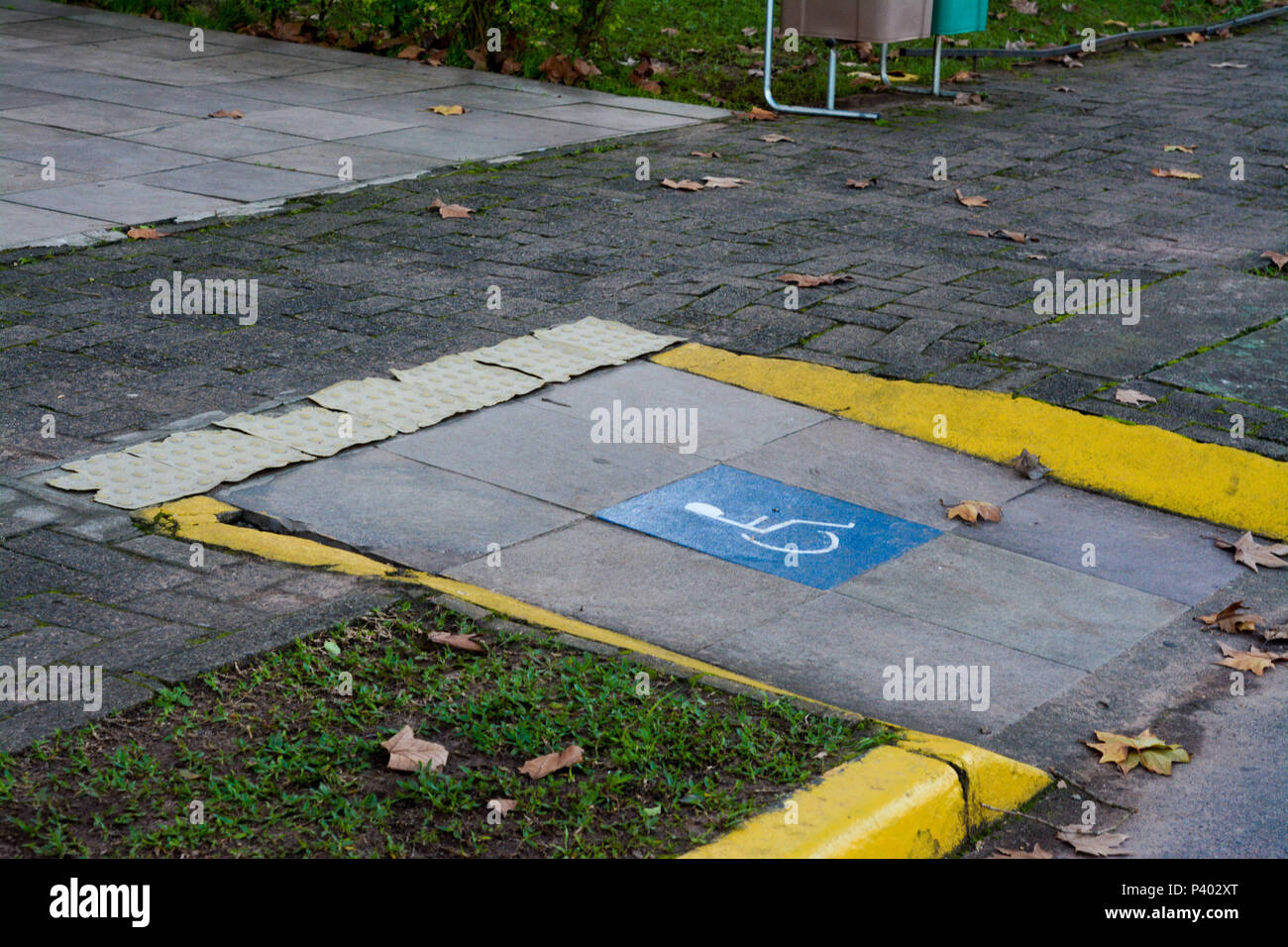 Piso tátil (piso de acessibilidade para deficiente visual).utilizado locais públicos como escolas, faculdades,teatros,bibliotecas,estacoes,etc. Stock Photo