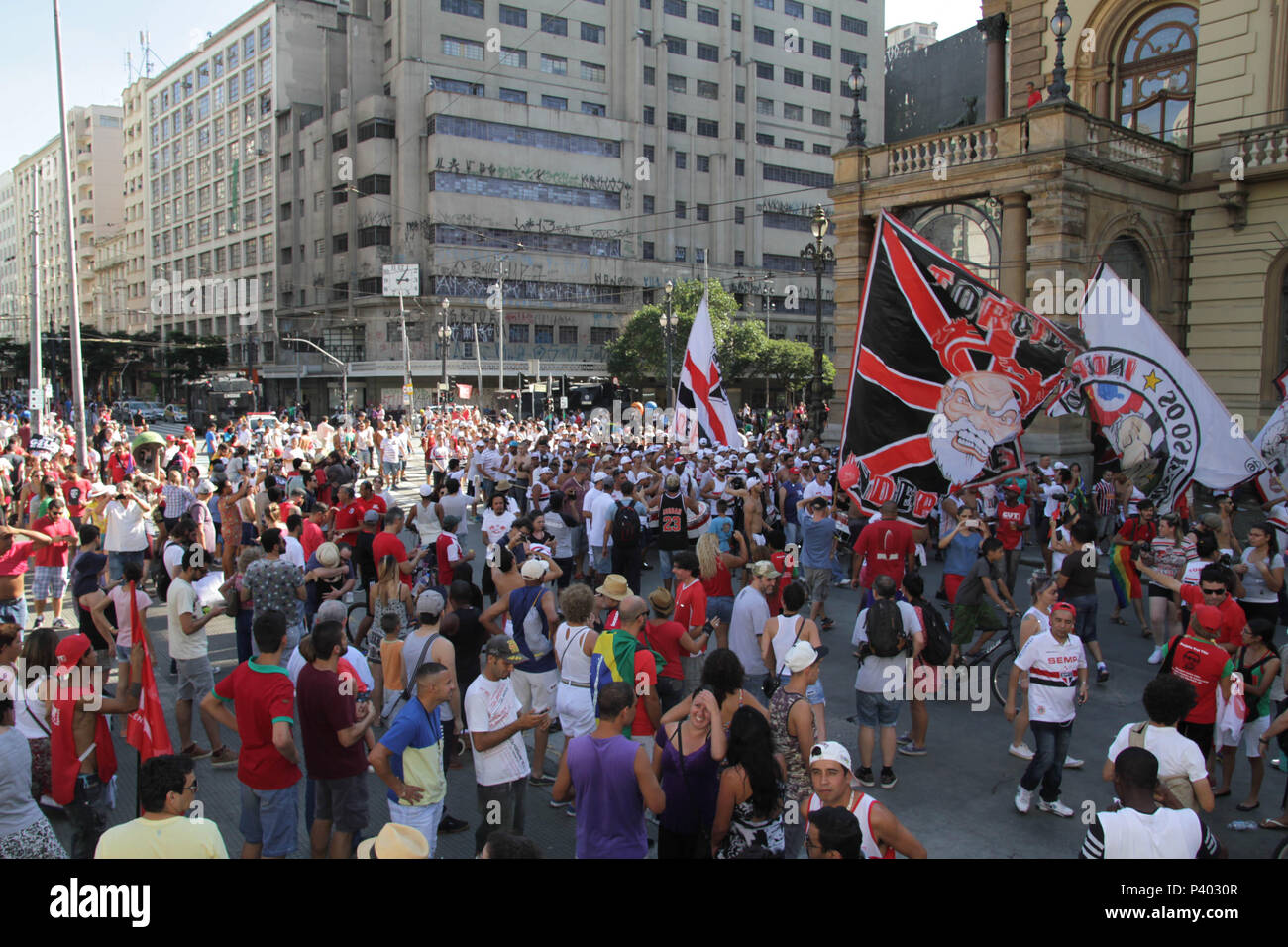 Torcida Independente durante votação do impeachment da presidente Dilma no Vale do Anhangabaú; centro da cidade de São Paulo. Stock Photo