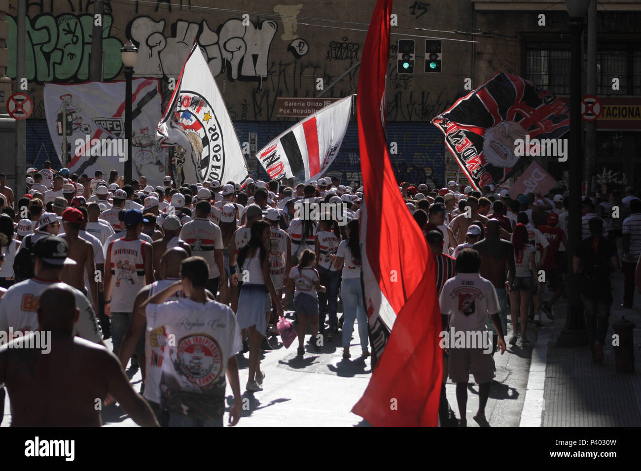 Torcida Independente durante votação do impeachment da presidente Dilma no Vale do Anhangabaú; centro da cidade de São Paulo. Stock Photo