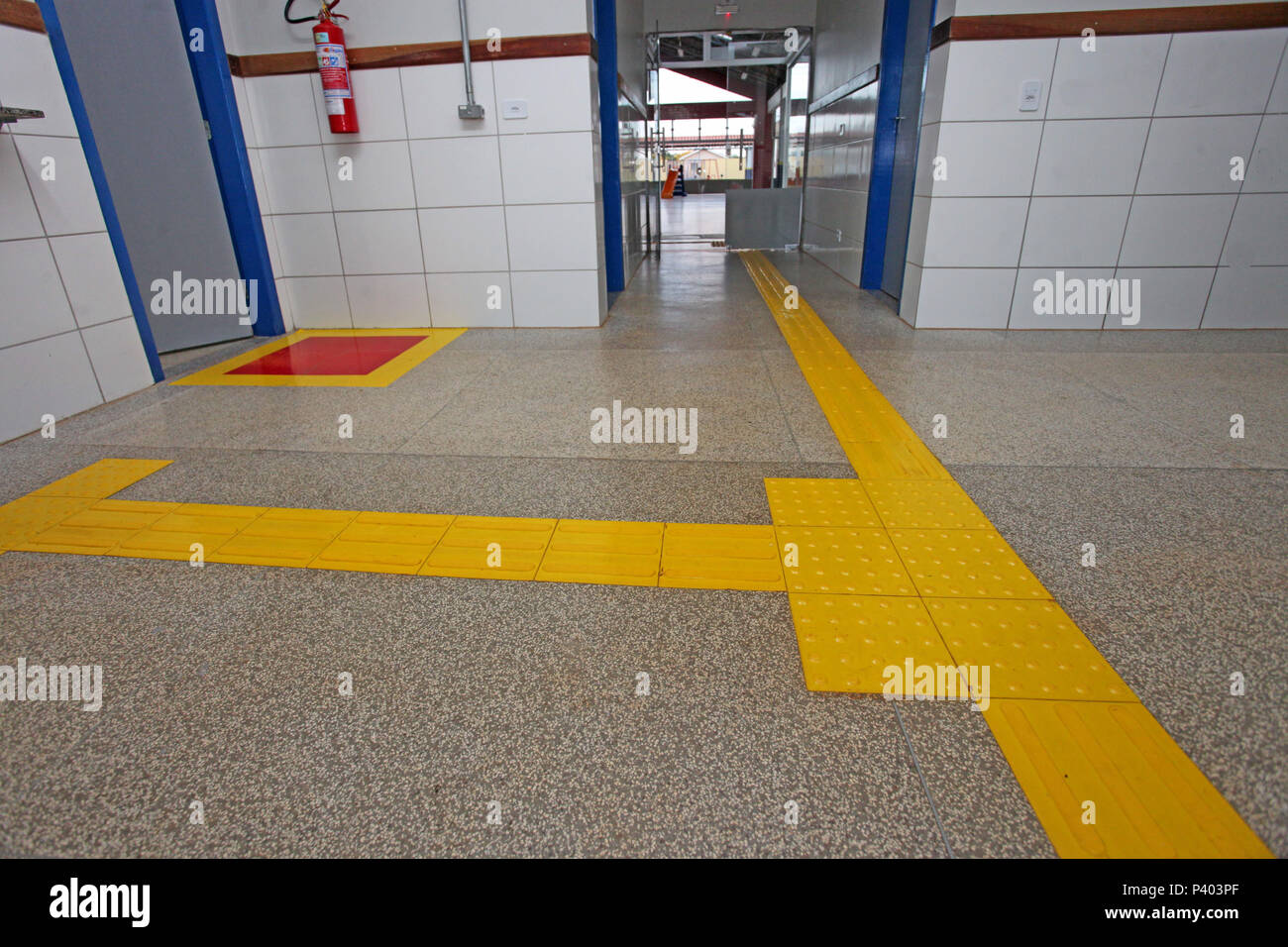 Piso tátil de acessibilidade para deficiente visual em uma escola municipal  em Campo Mourão, na Região Centro-Oeste do Paraná Stock Photo - Alamy
