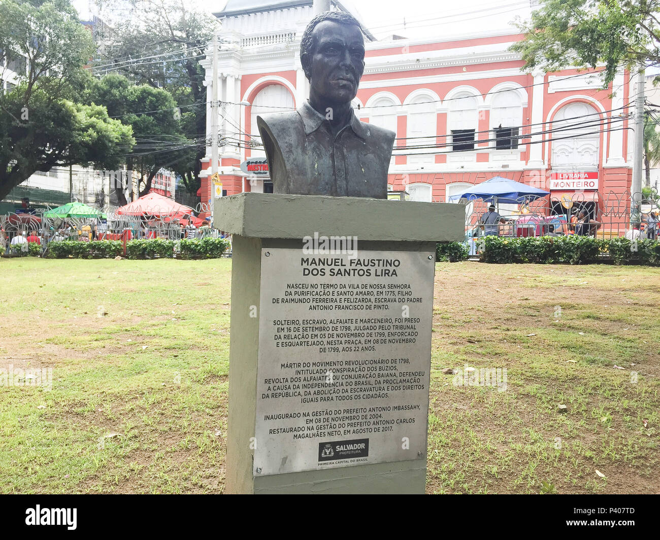 Busto de Manuel Faustino dos Santos Lira que fica localizado na Praça