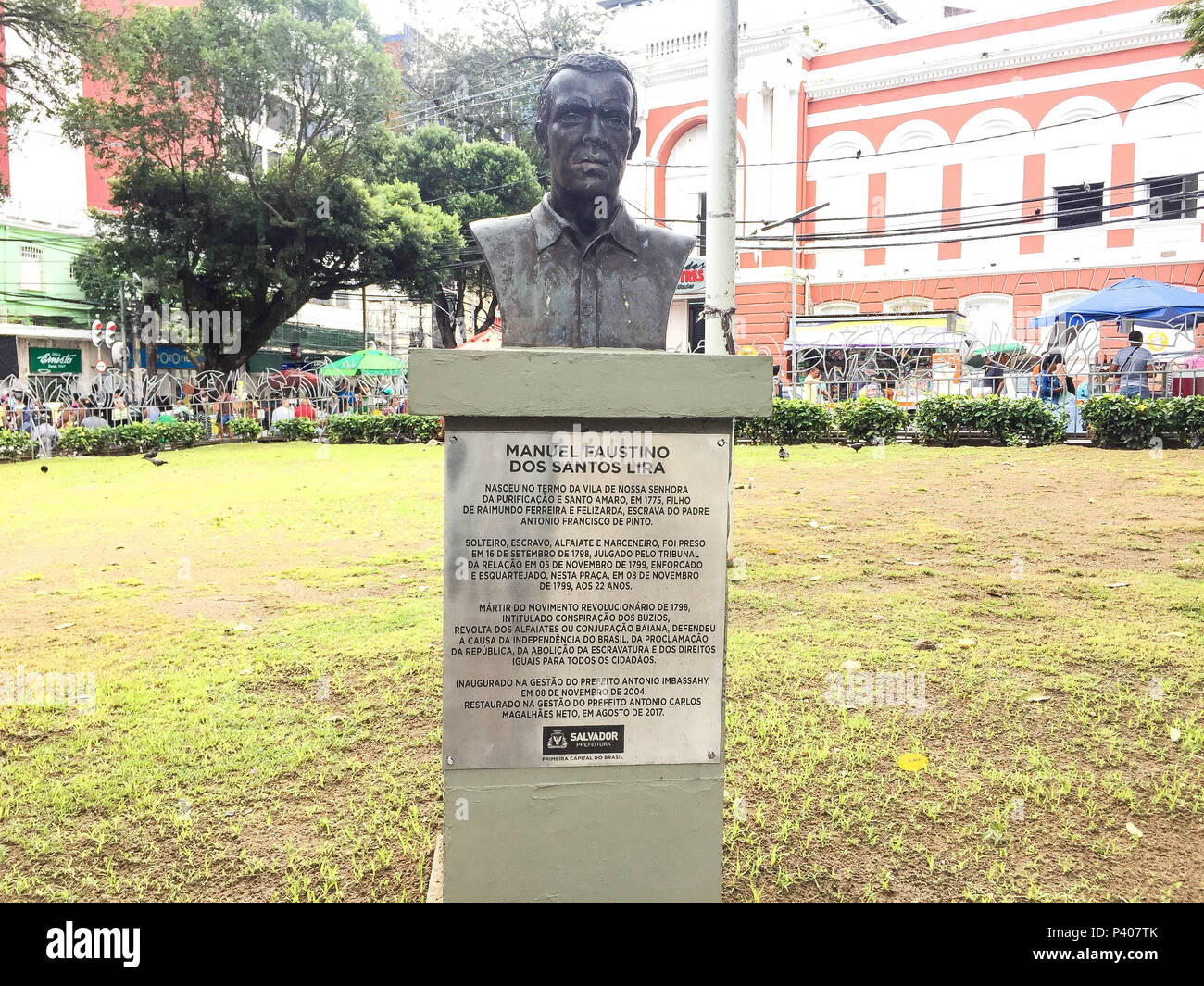 Busto de Manuel Faustino dos Santos Lira que fica localizado na Praça