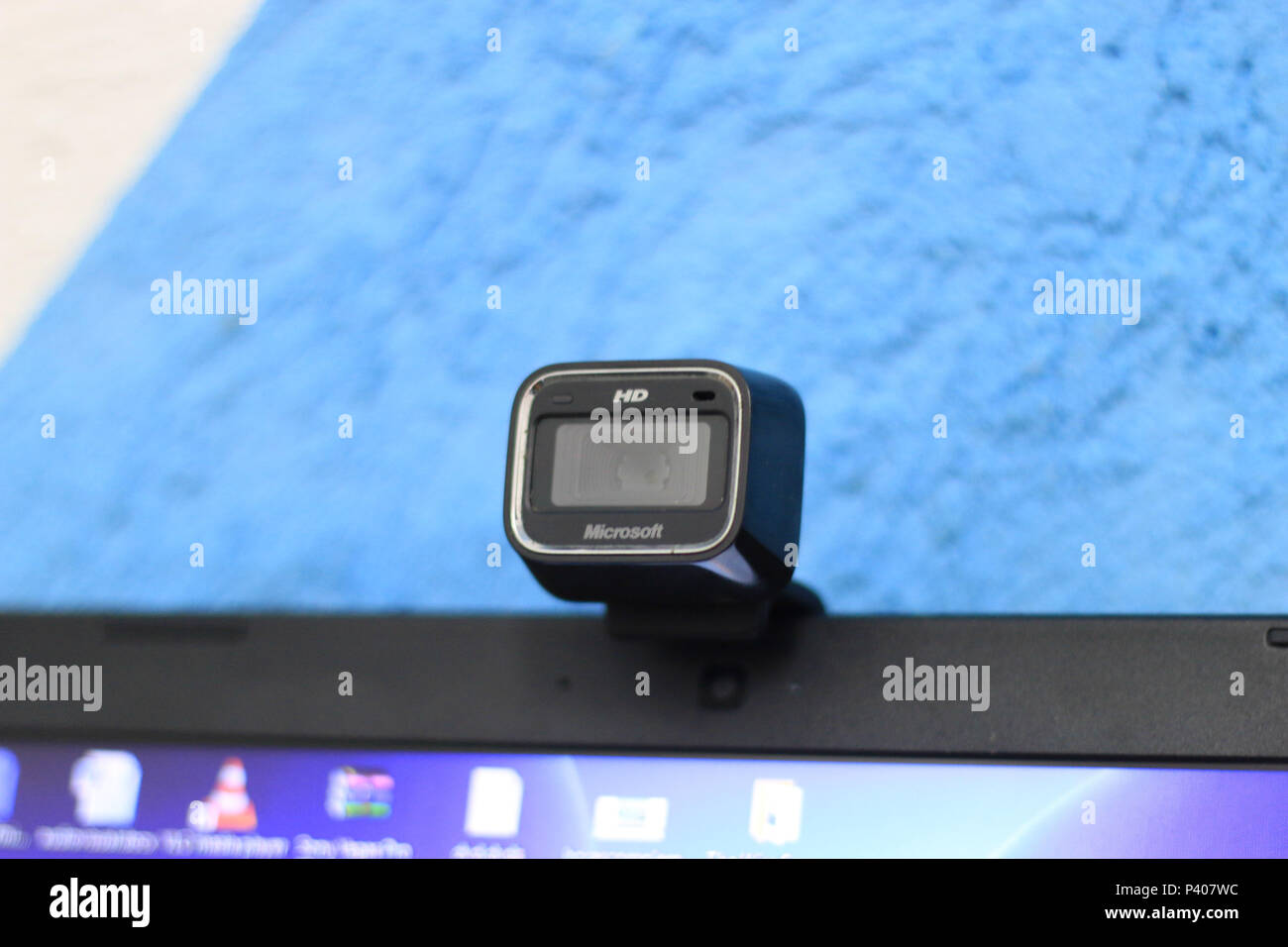 Webcam plugada na parte de cima de um notebook Stock Photo - Alamy