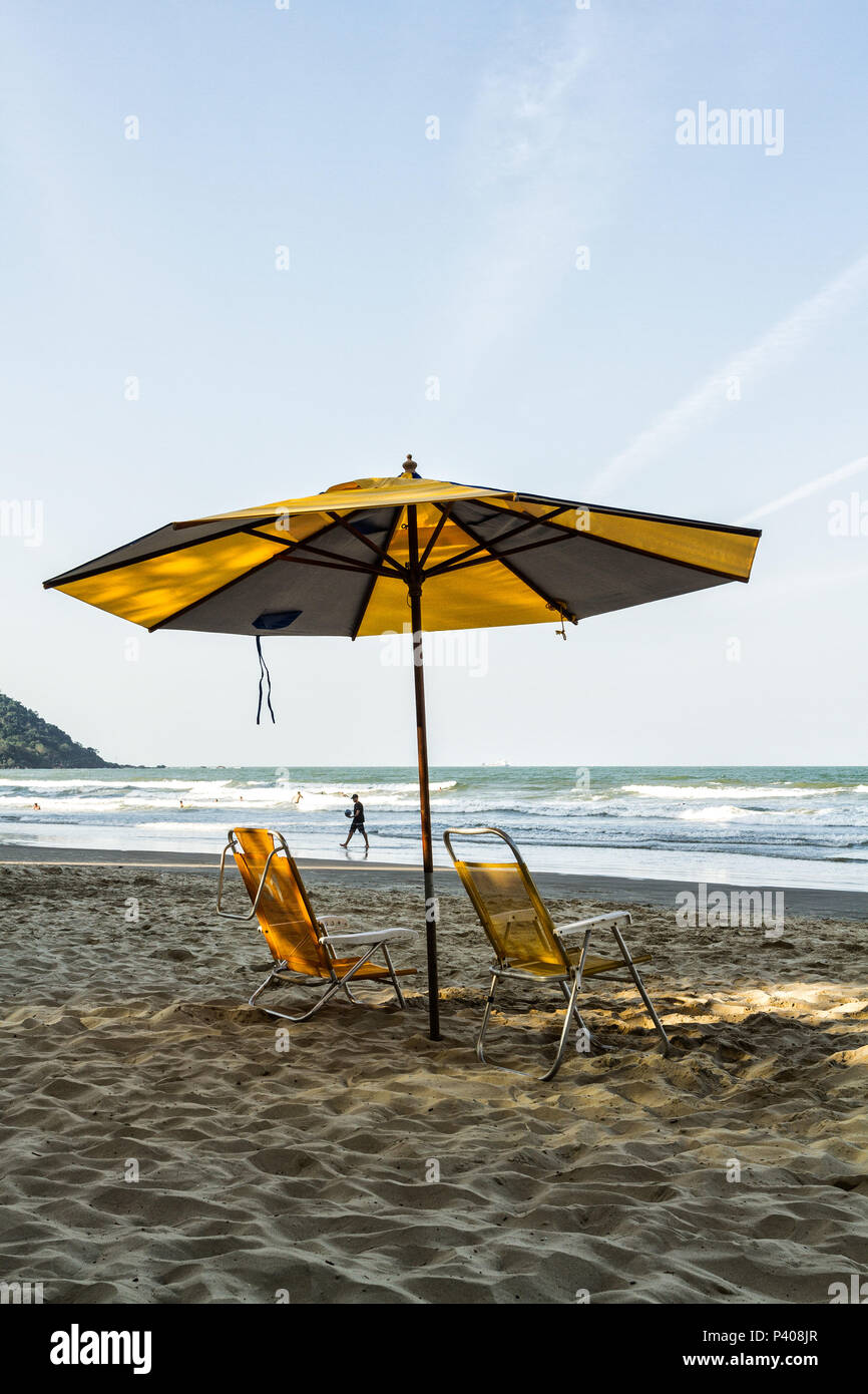 Cadeiras de praia e guarda sol na Praia Central. Balneário Camboriú, Santa  Catarina, Brasil Stock Photo - Alamy