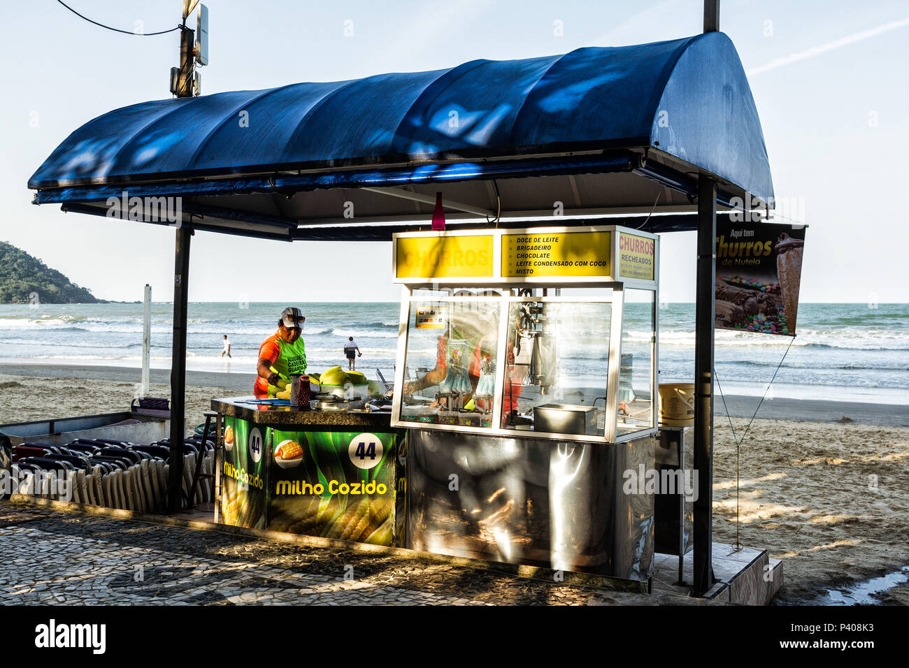 Barraca para venda de milho cozido e churros na Praia Central. Balneário  Camboriú, Santa Catarina, Brasil Stock Photo - Alamy
