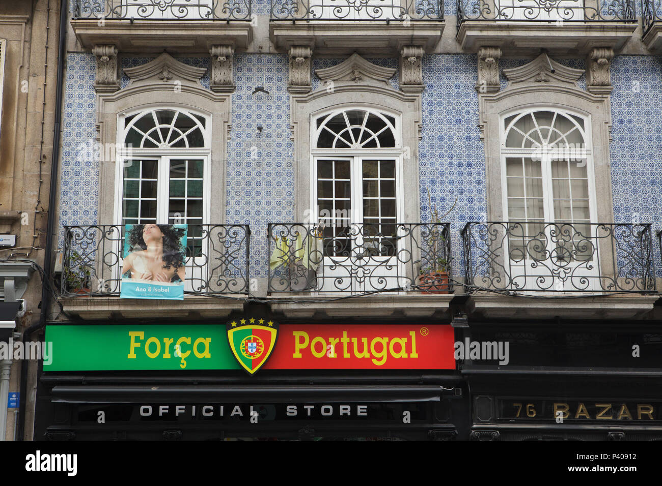Força Portugal official store in Porto, Portugal. Força Portugal (Forward Portugal) is a Portuguese right of centre political alliance consisting of the Social Democratic Party and the People's Party. Advert of hairdressing saloon Ana & Isabel Cabeleireiros is seen above the store sign. Stock Photo