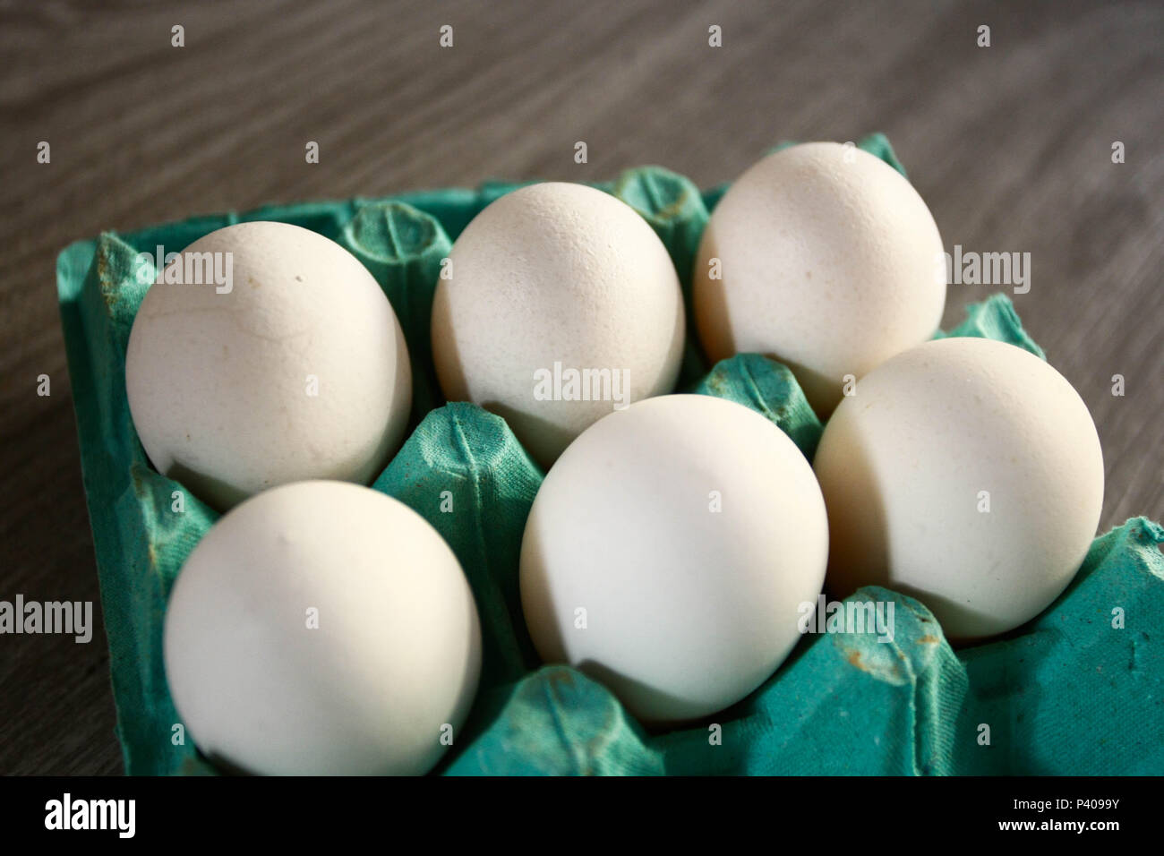 Bandeija com 06 ou meia dúzia de ovos brancos Stock Photo - Alamy