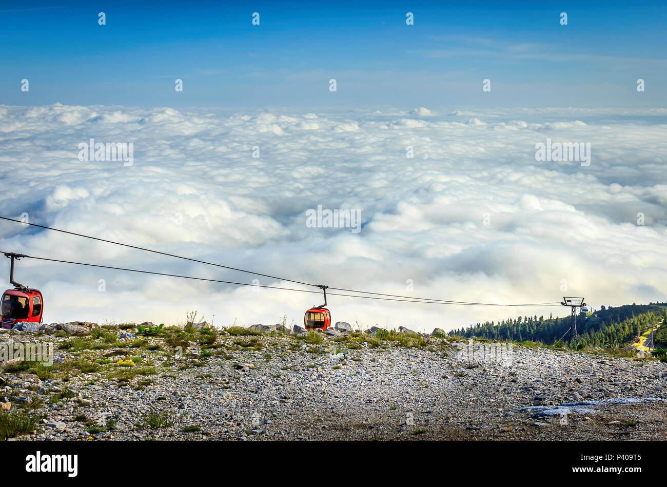 Gondola lifts hi-res stock photography and images - Alamy