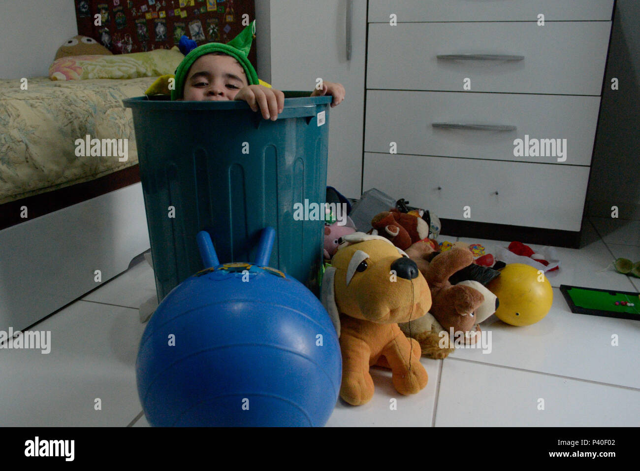 Menino brinca com ursos de pelúcia e brinquedos variados Stock Photo - Alamy