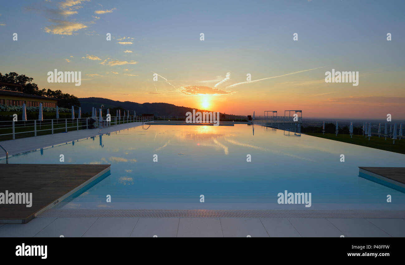 Empty swimming pools hi-res stock photography and images - Alamy
