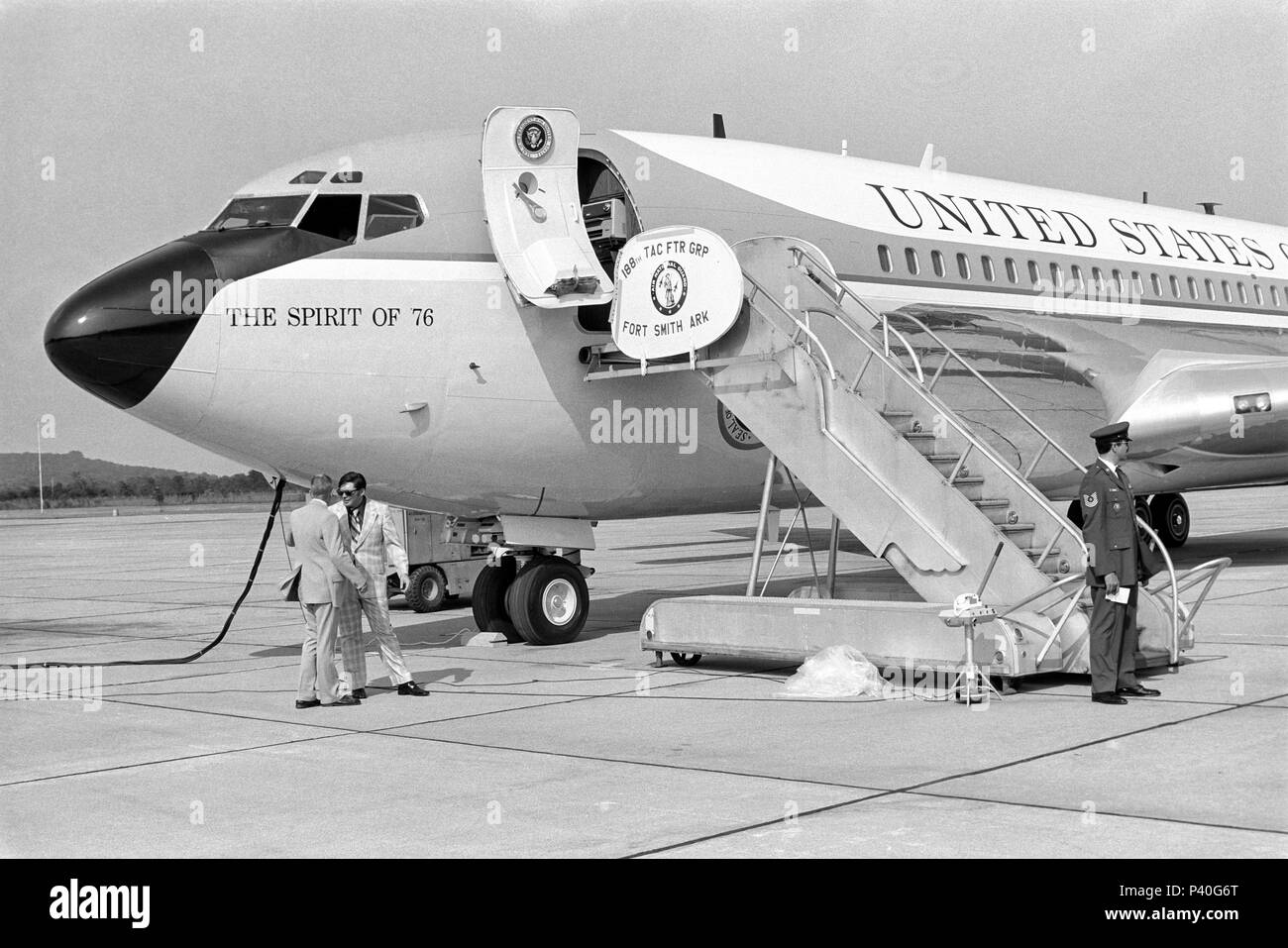 FORT SMITH, AR, USA - AUGUST 10, 1975 -- An Air Force Sentry and Secret Service Agents Guard Air Force One While President Gerald Ford is away touring the new Vietnamese refugee center at Fort Chaffee, AR. Stock Photo