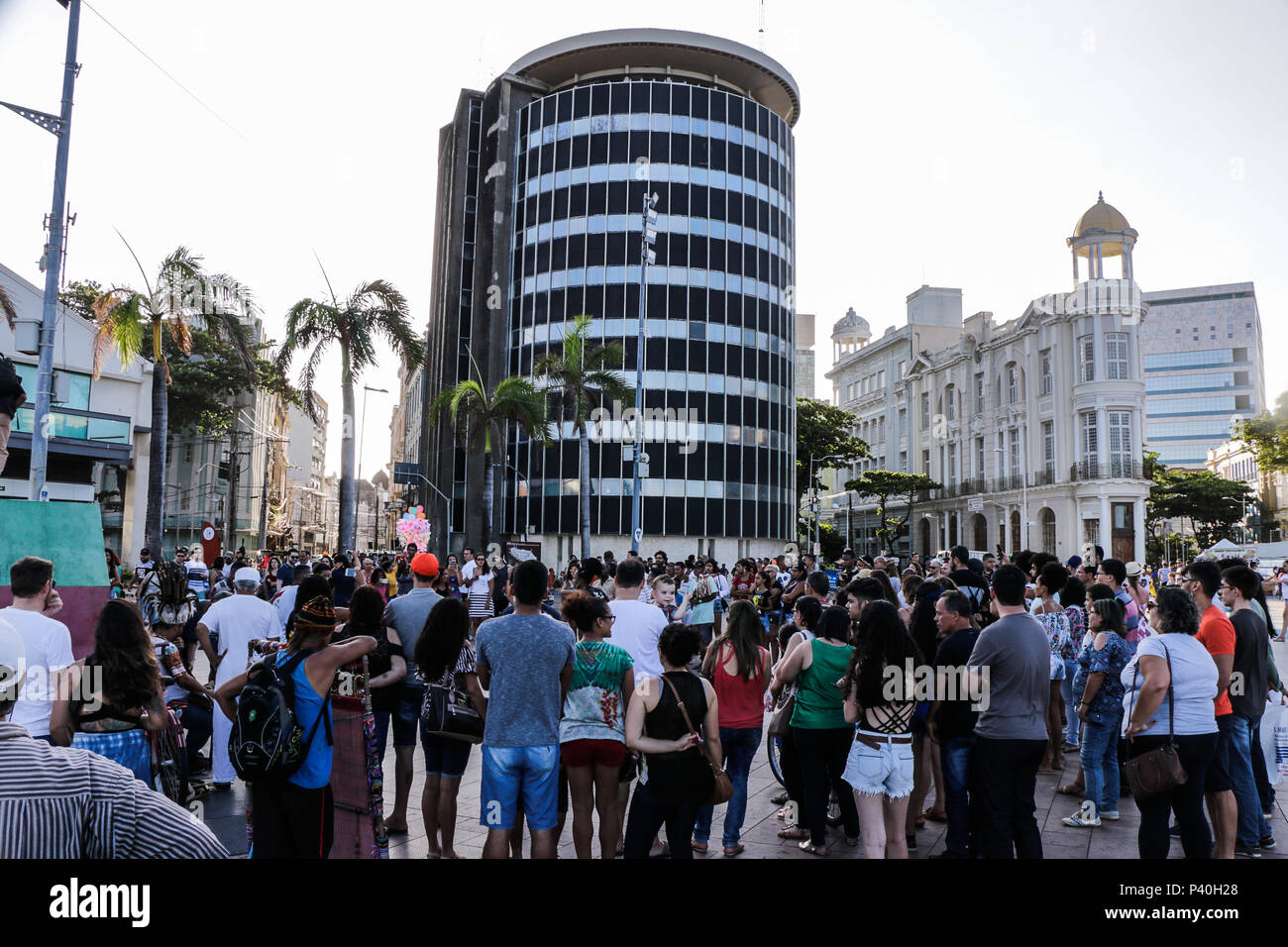Multidão e prédios históricos no Marco Zero do Recife, Pernambuco. Stock Photo
