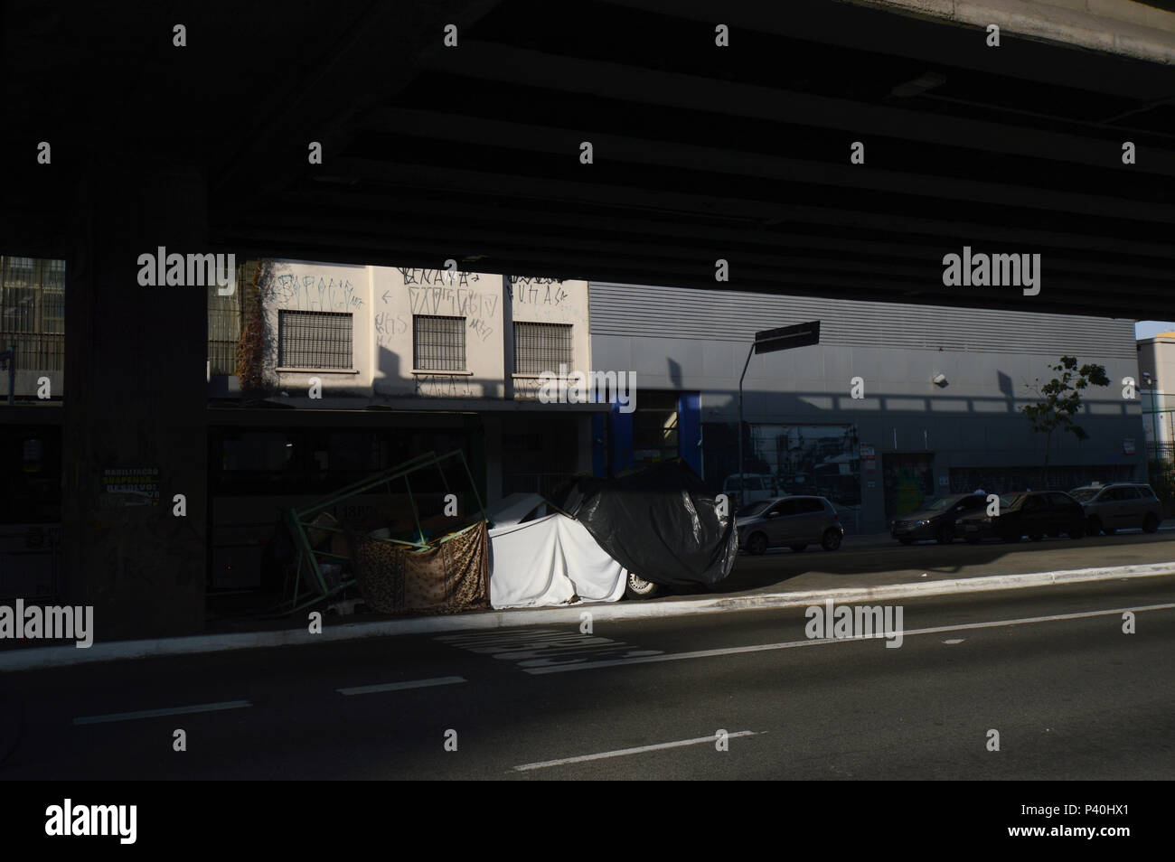 Pobreza. Casa de papelão de morador de rua embaixo do Minhocão. Avenida General Olímpio da Silveira, parte de baixo do Minhocão (Elevado João Goulart). Stock Photo