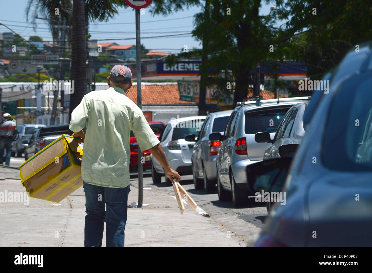 Trabalho informal. Vendedor ambulante trabalha entre carros parados no farol. Zona Oeste. Stock Photo