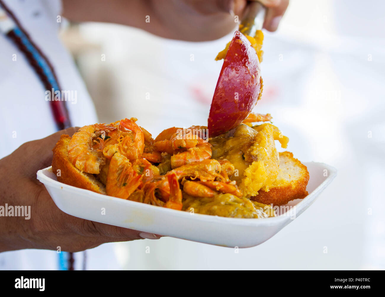 Santos Acarajé especialidade gastronômica da culinária afro-brasileira massa de feijão-fradinho cebola e sal massa de feijão-fradinho azeite de dendê pimenta camarão seco vatapá caruru comida baiana alimentação prato típico da Bahia Gastronomia Culinária da Bahia Santos SP Estado de São Paulo Litoral Norte Baixada Santista Brasil Stock Photo