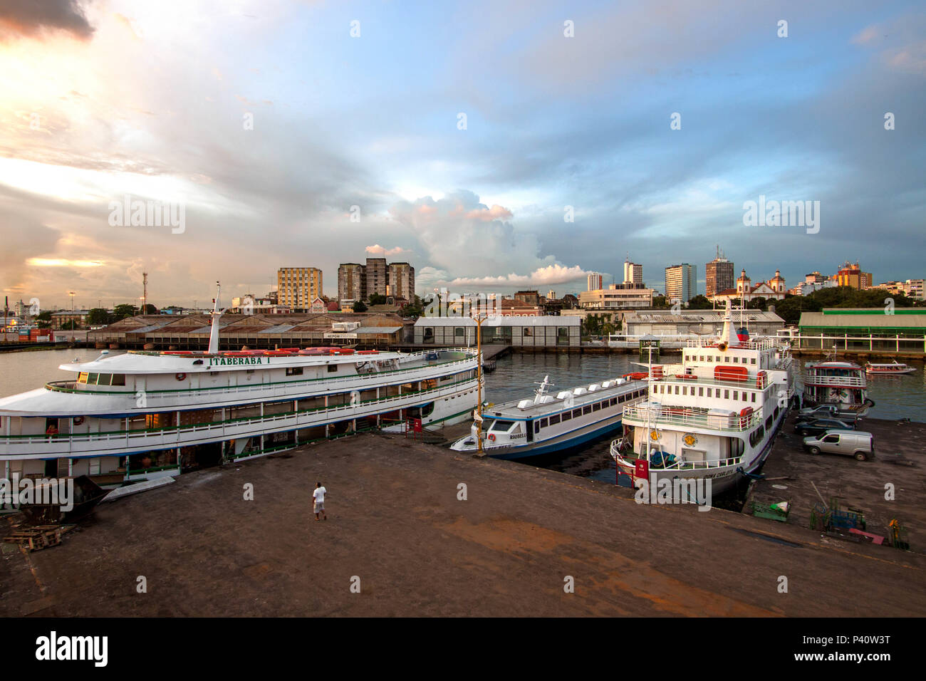 Manaus-AM Porto Porto de Manaus Manaus Amazonas Amazonia Norte do Brasil Brasil Embarcações Navios Barcos Centro de Manaus Stock Photo