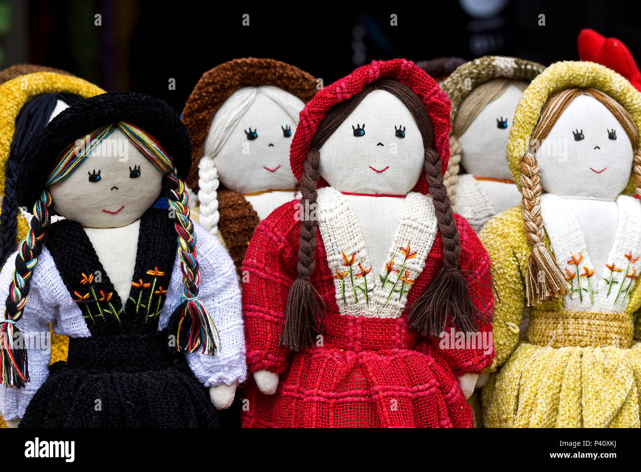 Embú das Artes - SP Boneca de Pano Boneca Boneca artesanal várias bonecas  brinquedo brinquedo de criança Bonecas de tranças Stock Photo - Alamy