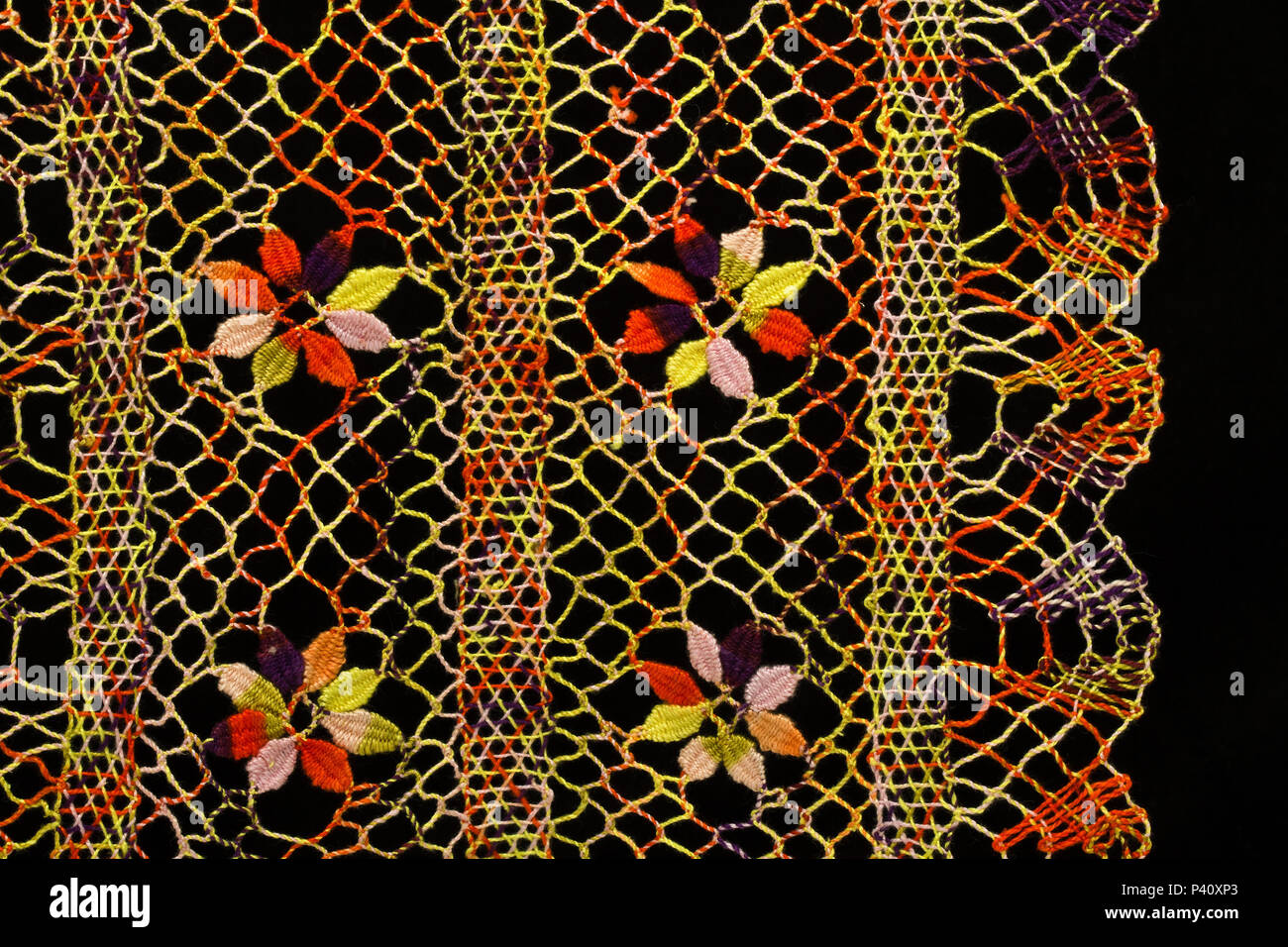 Renda de bilros renda de bilros colorida toalhinha de renda de bilros  Nordeste Brasil artesanato Artesanato do Nordeste trabalho manual Stock  Photo - Alamy