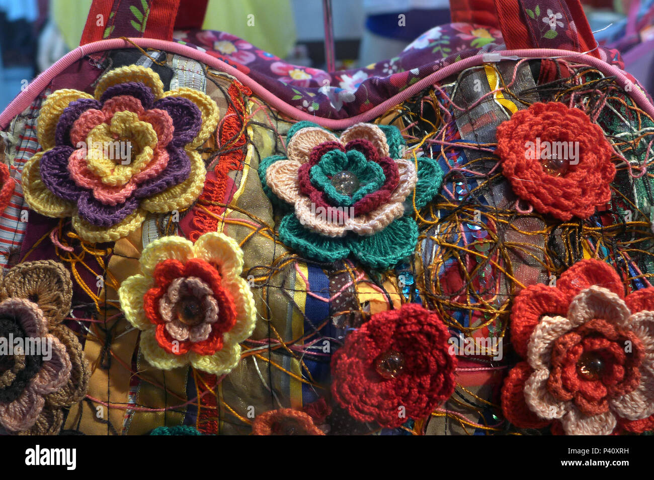 Bolsa com flores de crochê hi-res stock photography and images - Alamy