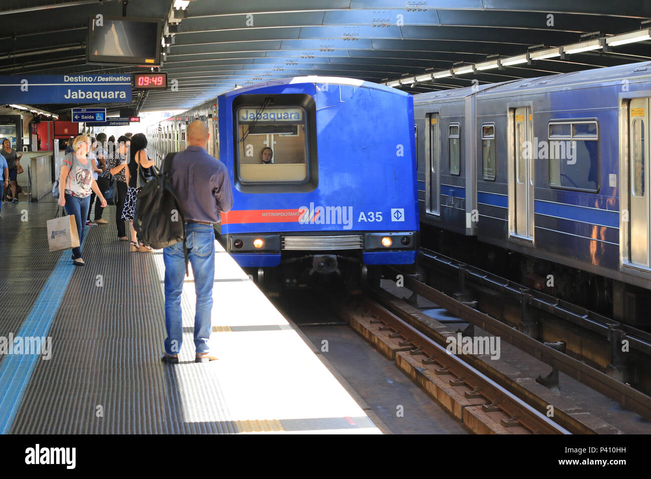 Trem chegando na plataforma do metrô da estação Parada Inglesa, zona norte de São Paulo. Stock Photo