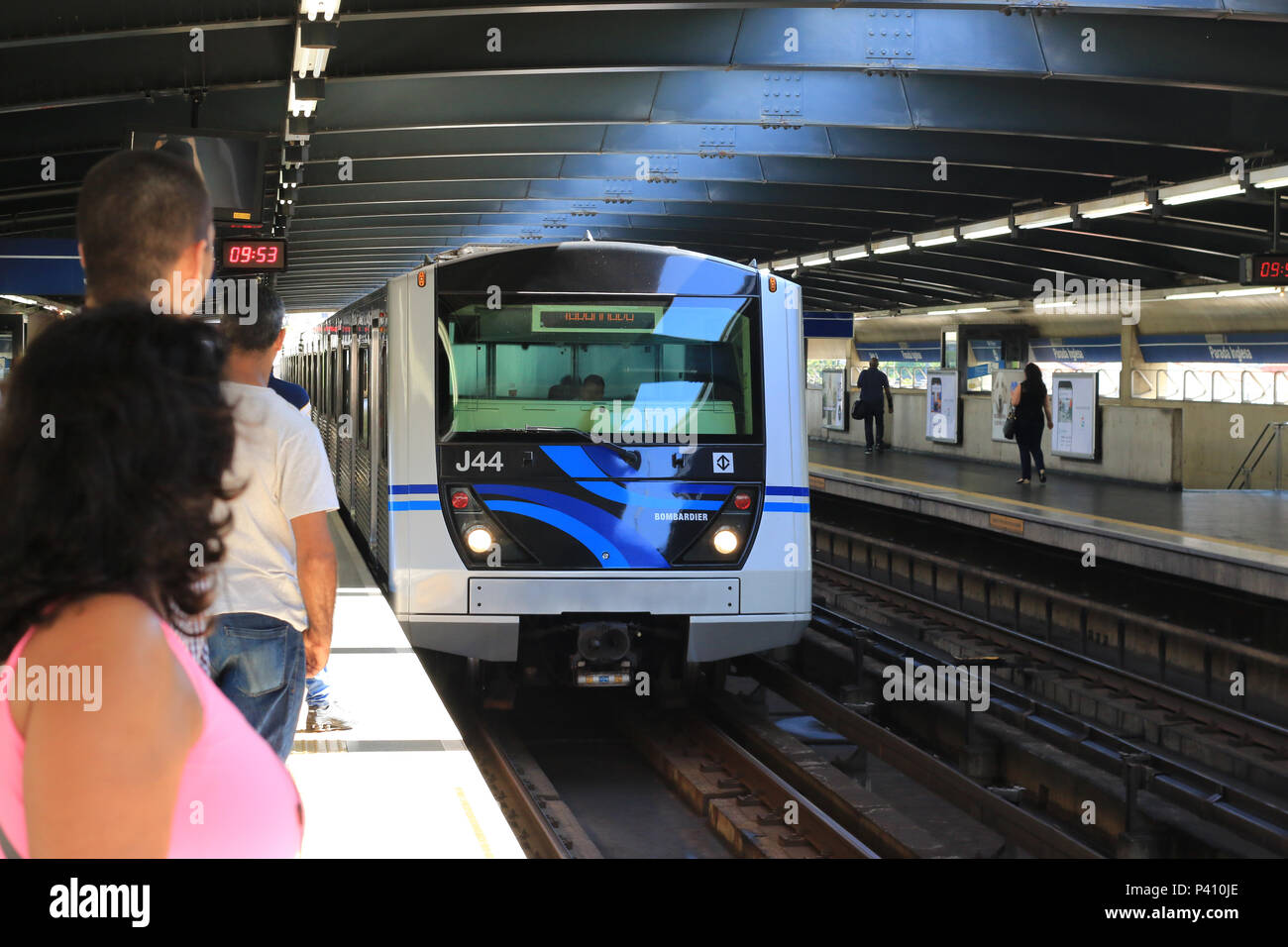 Trem chegando na plataforma do metrô da estação Parada Inglesa, zona norte de São Paulo. Stock Photo