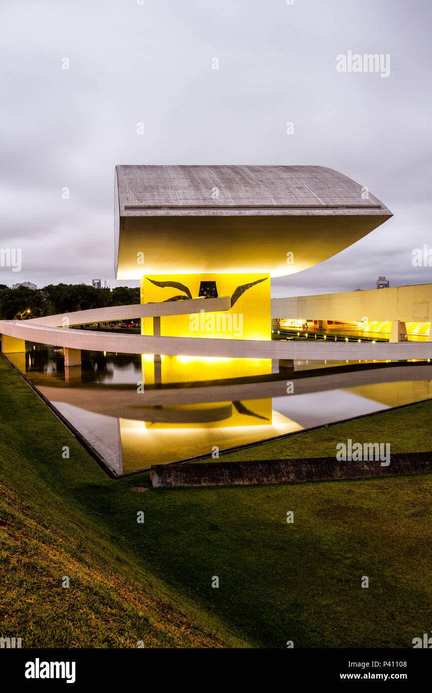 Museu Oscar Niemeyer (Museu do Olho) ao anoitecer. Curitiba, Paraná, Brasil. Stock Photo