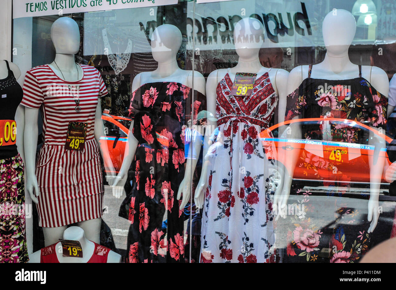 Vitrines com moda verão em Porto Alegre, RS Stock Photo - Alamy