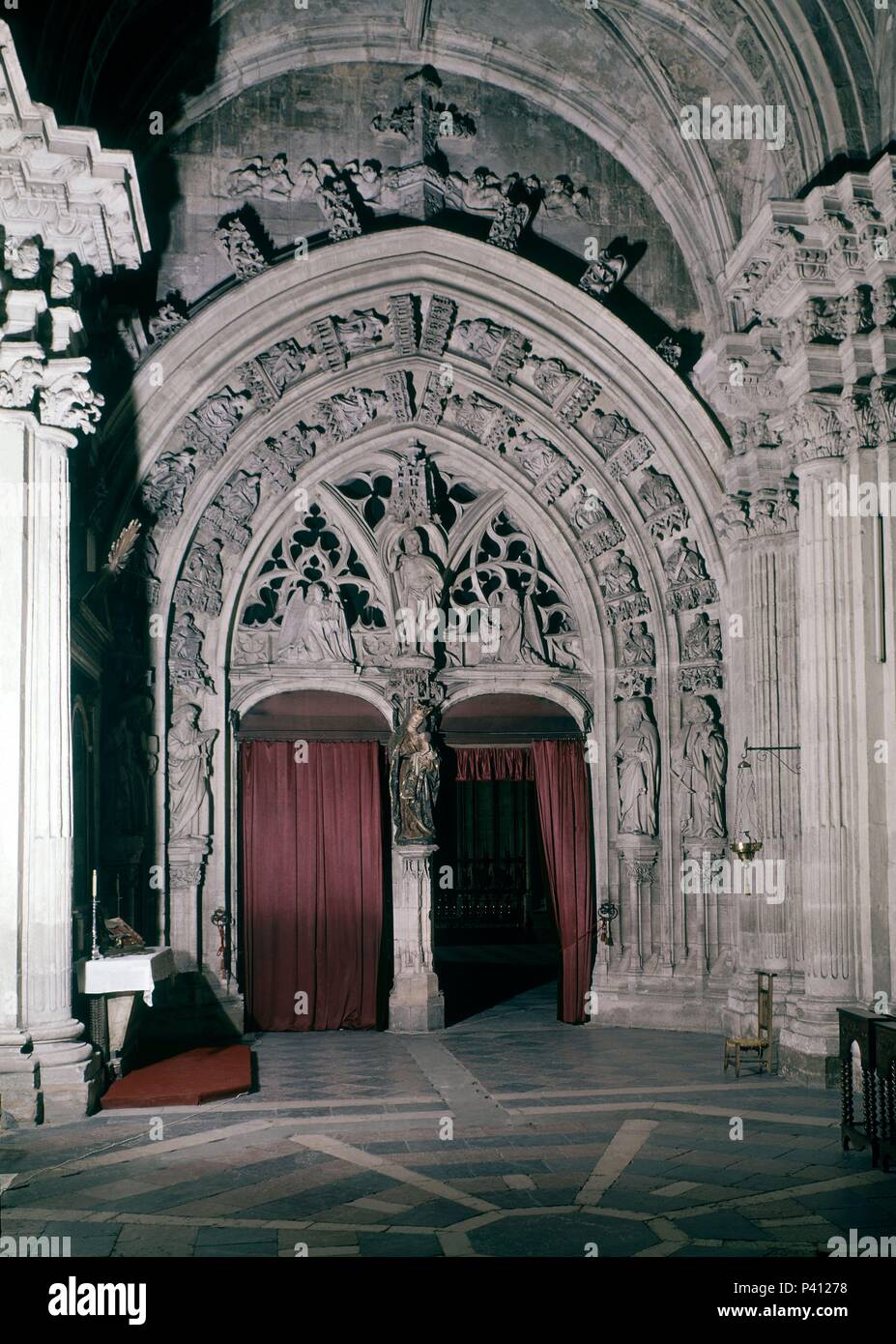 ENTRADA A LA CAPILLA DEL REY CASTO - PANTEON DE LOS REYES ASTURIANOS ...