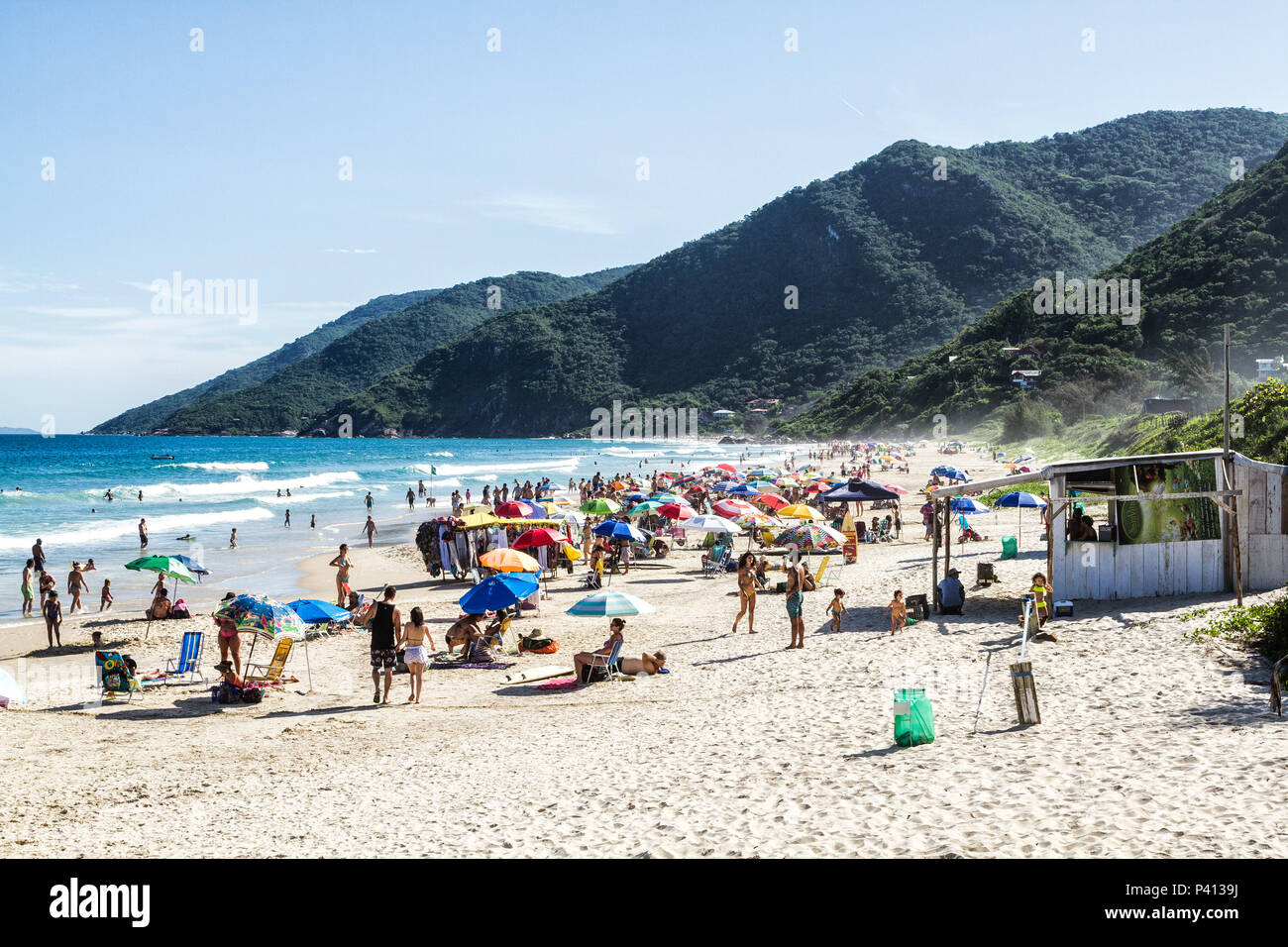 Temporada de verão na Praia dos Açores. Florianópolis, Santa Catarina,  Brasil Stock Photo - Alamy