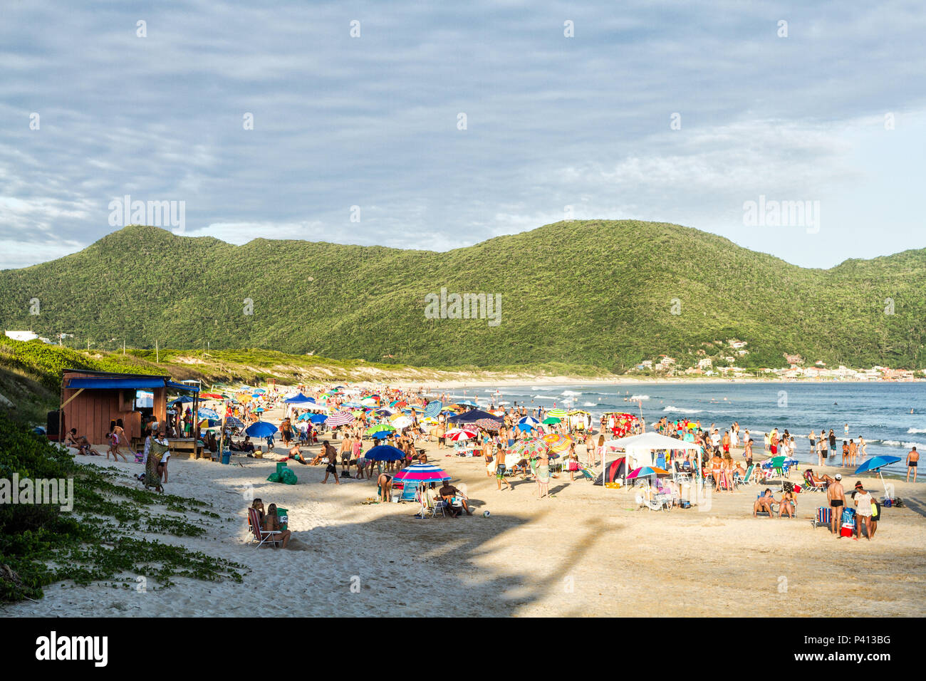https://c8.alamy.com/comp/P413BG/temporada-de-vero-na-praia-dos-aores-florianpolis-santa-catarina-brasil-P413BG.jpg