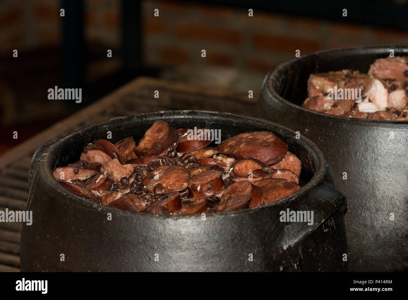 Feijoada Cozinha Mineira Culinária Comida Almoço Gastronomia alimentação carnes suinas feijão preto paio linguiça costela de porco bacon carne de sol lombo de porco comida típica Stock Photo