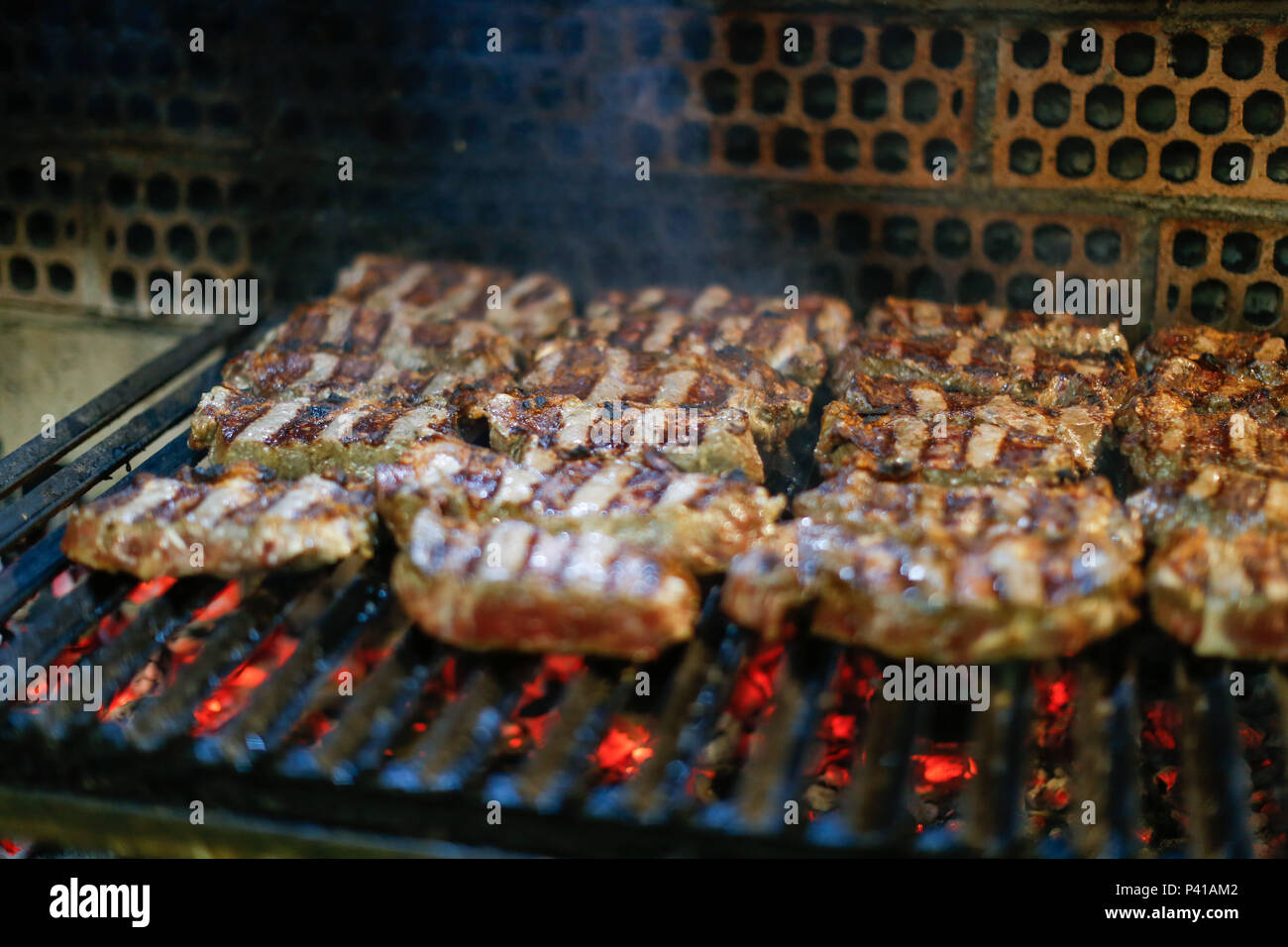 Churrasco de contra-filé em grelha argentina. Churrasqueira, churrasco agentino, carne de boi. 07/12/2017 Stock Photo
