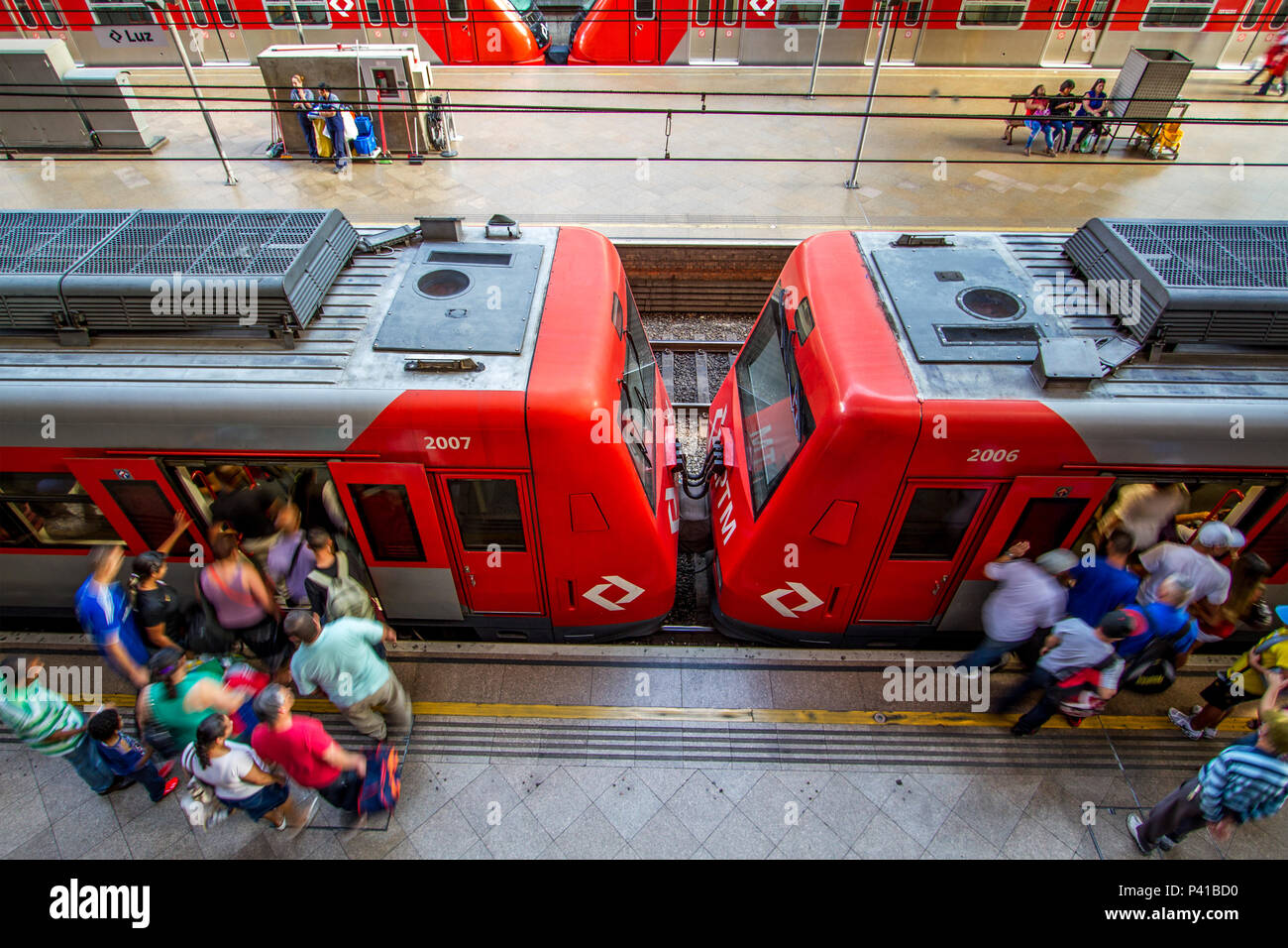 luz, Passageiros aguardam trem na Estação da Luz em São Pau…