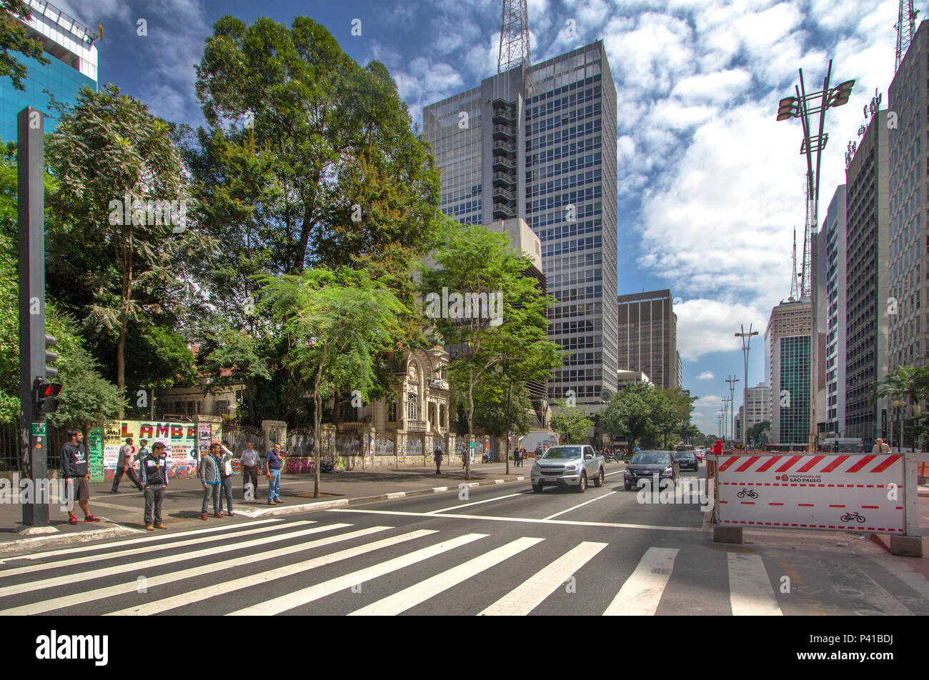 avenida; avenida Paulista; casarão; casarão na avenida Paulista; São Paulo; Estado de São Paulo; Brasil Stock Photo