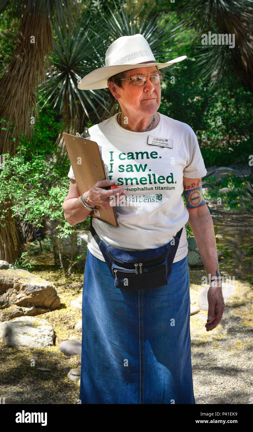 A Tatooted Senior Docent Of The Tucson Botanical Gardens Wearing A Commenrative T Shirt Guides Visitors To The Corpse Plant Exhibit In Tucson Az Stock Photo Alamy