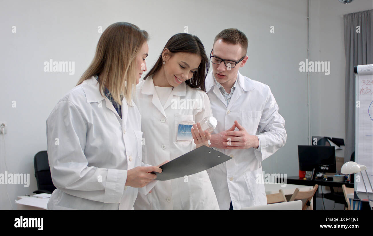 Doctor medical team discussing hi-res stock photography and images - Alamy
