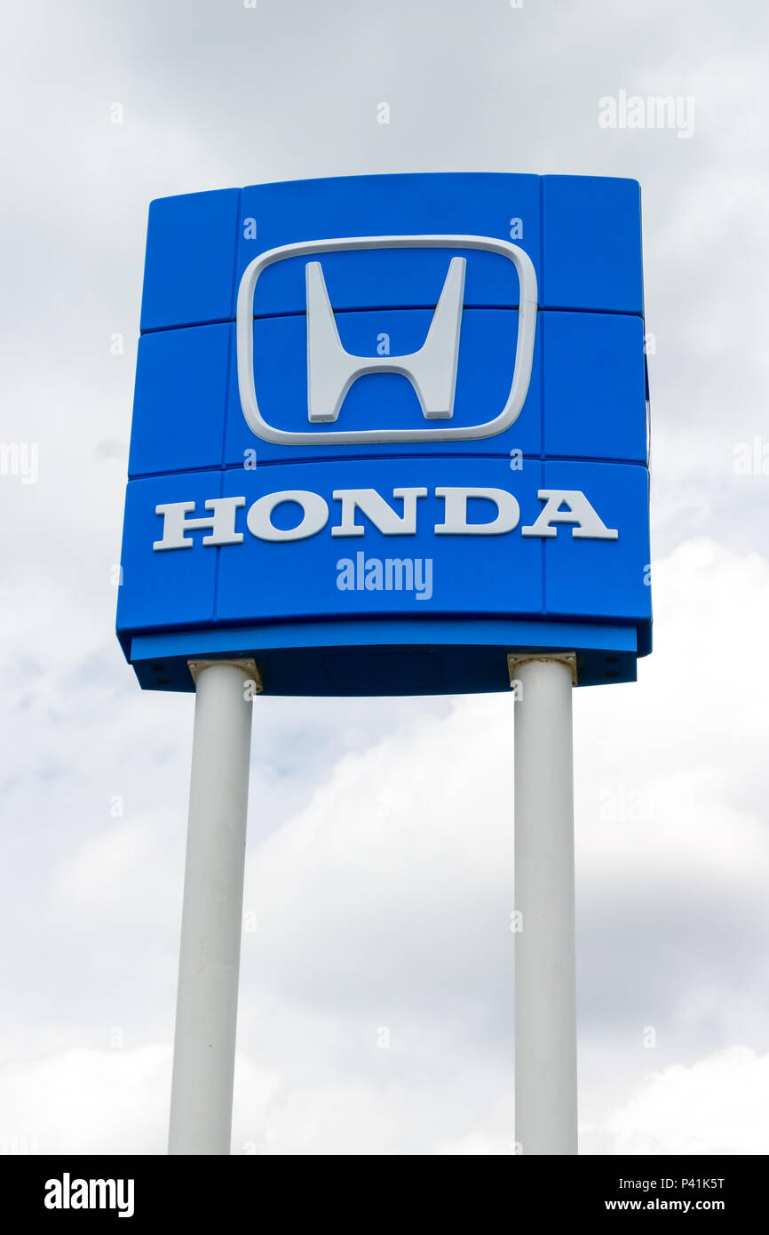 INVER GROVE HEIGHTS, MN/USA - JUNE 17, 2018: Honda automobile dealership exterior and trademark logo. Stock Photo