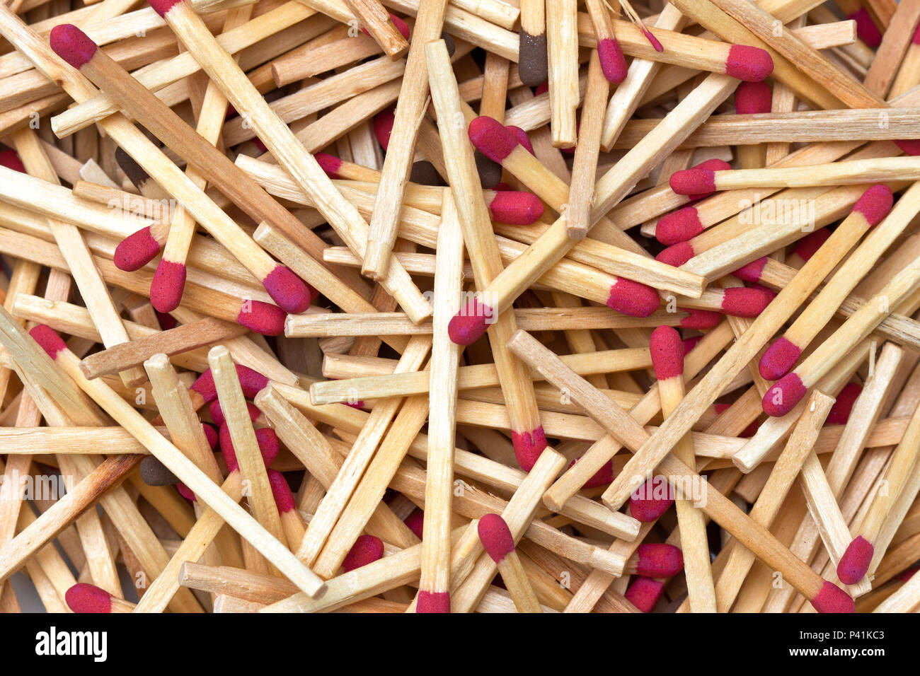 Palitos de fósforos fósforo de fricção feito de madeira fogo ascendedor luz chama utilidade na cozinha incendeia Stock Photo