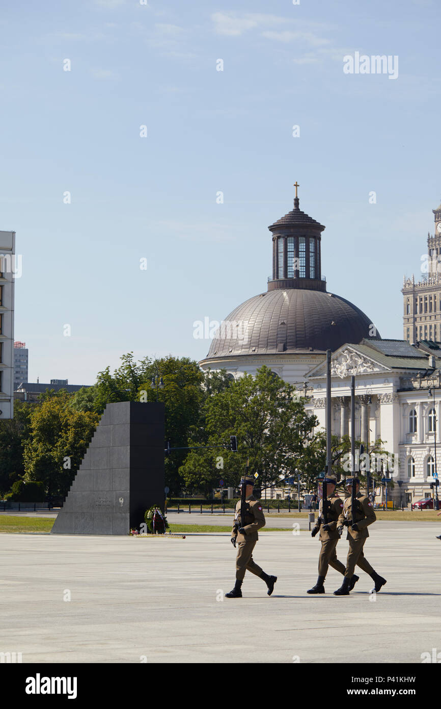 Warsaw, Poland. Soldiers passing the 2010 Polish Air Force Tu-154 crash monument in Piłsudski Square during a changing of the guard. Stock Photo